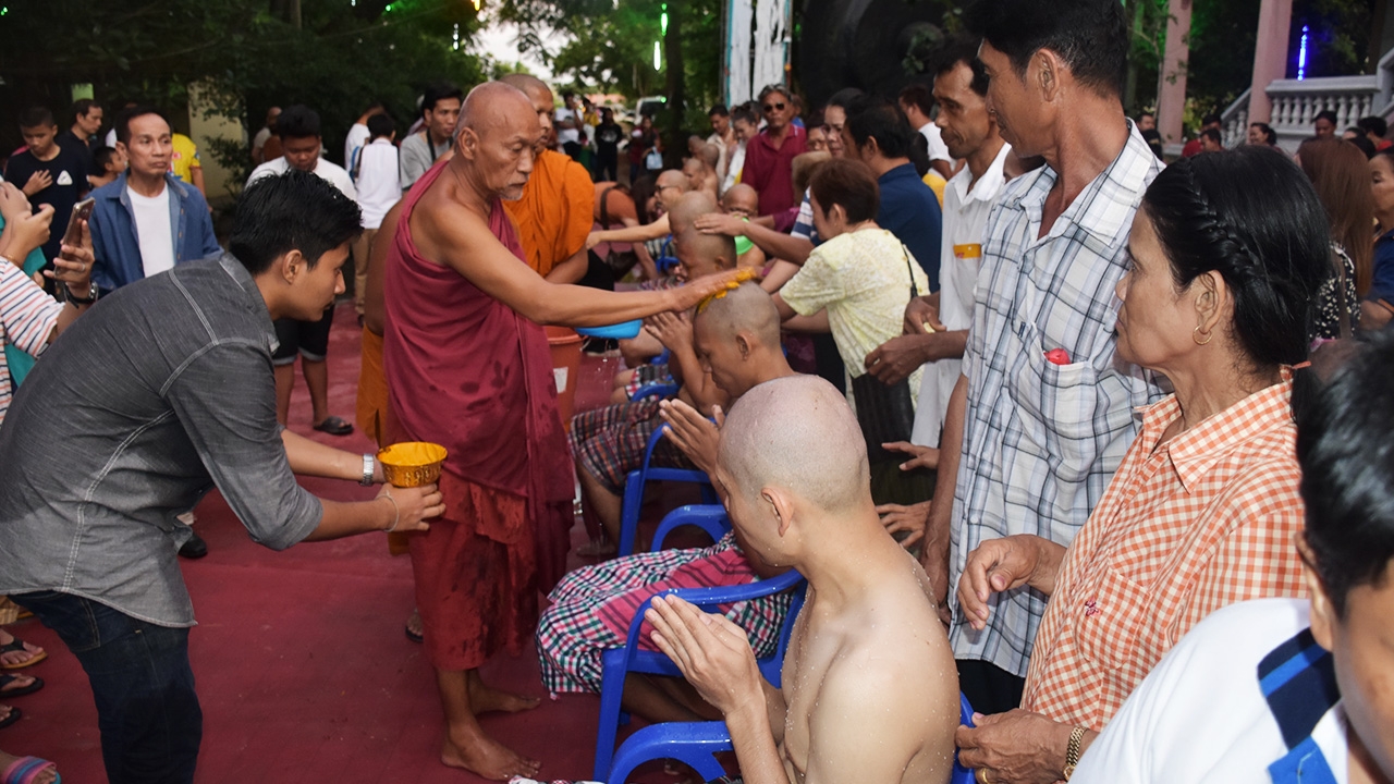 สาธุชนแน่นสว่างอารมณ์ แห่ร่วมพิธีบวชหมู่วัดดัง ทำรถติดยาว 3 กิโลฯ