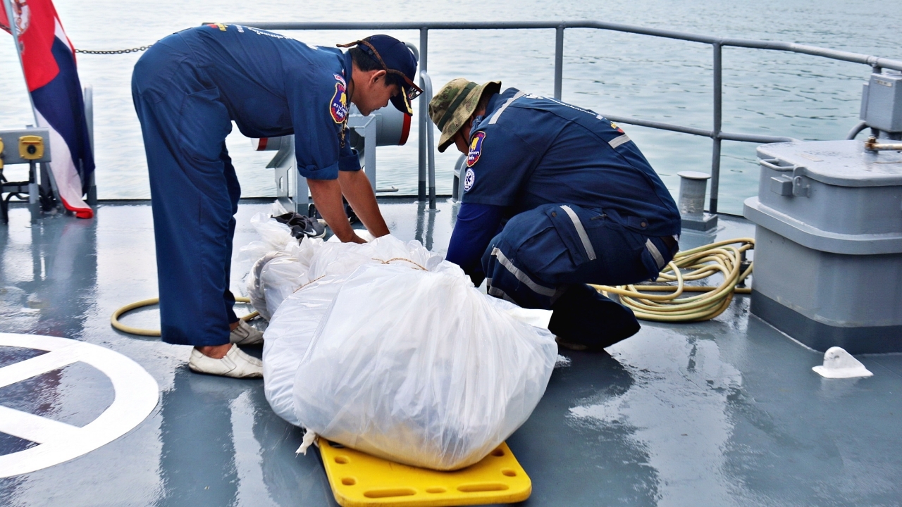 ทหารเรือนำศพชายปริศนา ลอยอืดในทะเลกลับฝั่ง ตร.สัตหีบคาดตกจากเรือประมง