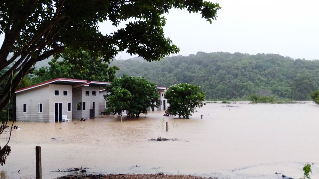 ฝนตกหนักทำน้ำท่วมเกาะลันตา นาน 5 ชั่วโมง เหตุเจอน้ำทะเลหนุนซ้ำ