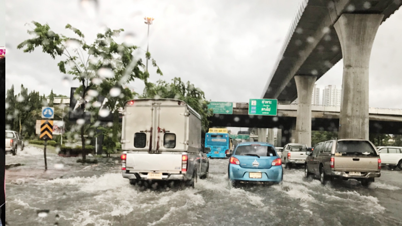 ฝนตกเช้าวันจันทร์ น้ำท่วมขังหลายจุด รถชะลอตัว แนะเผื่อเวลาเดินทาง