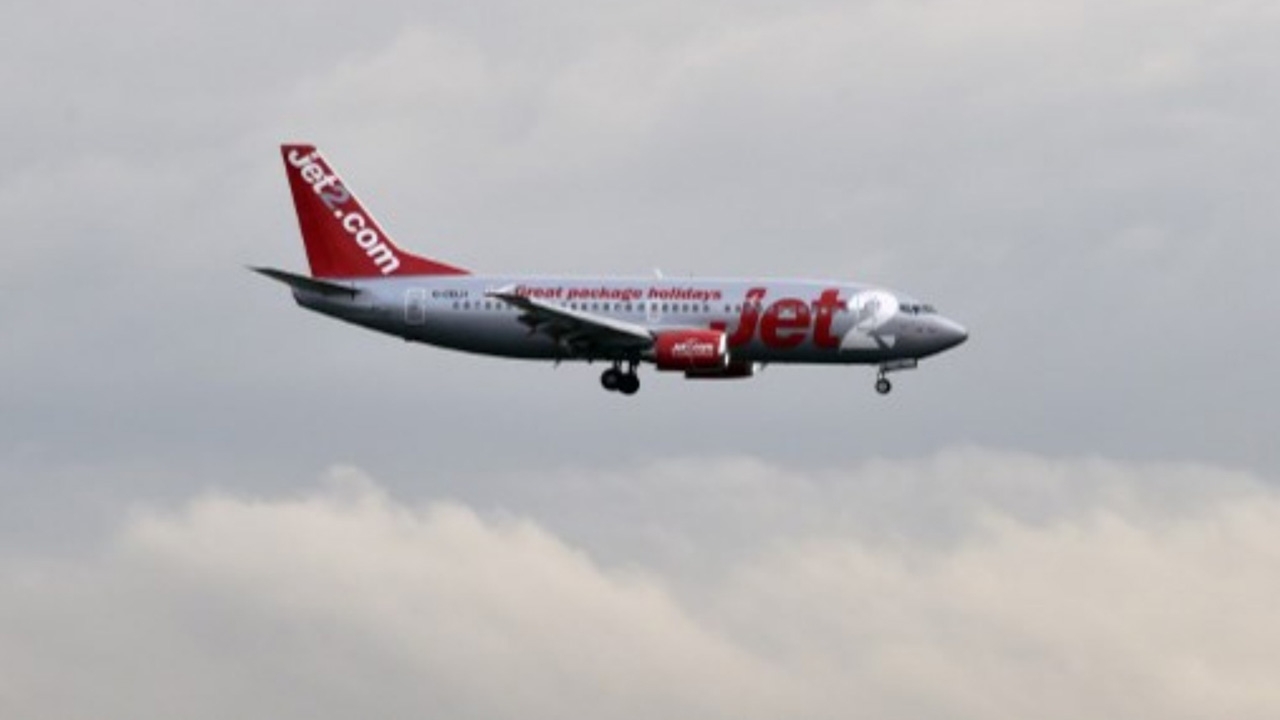 บินรบอังกฤษทำโซนิกบูมกลางเวหา ประกบเครื่อง Jet2 จับสาวป่วนเที่ยวบิน