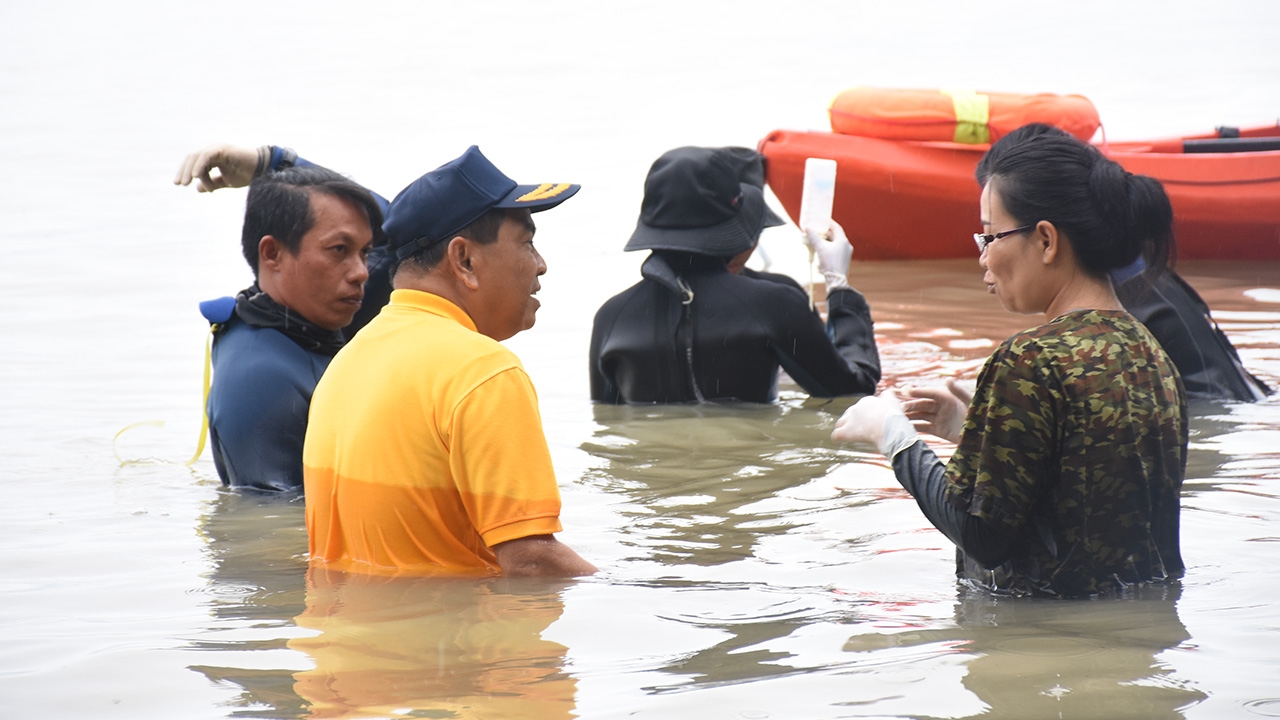 ผู้ว่าฯตรัง ลงเกาะลิบงเยี่ยมและให้กำลังใจ จนท.ดูแล "น้องมาเรียม"