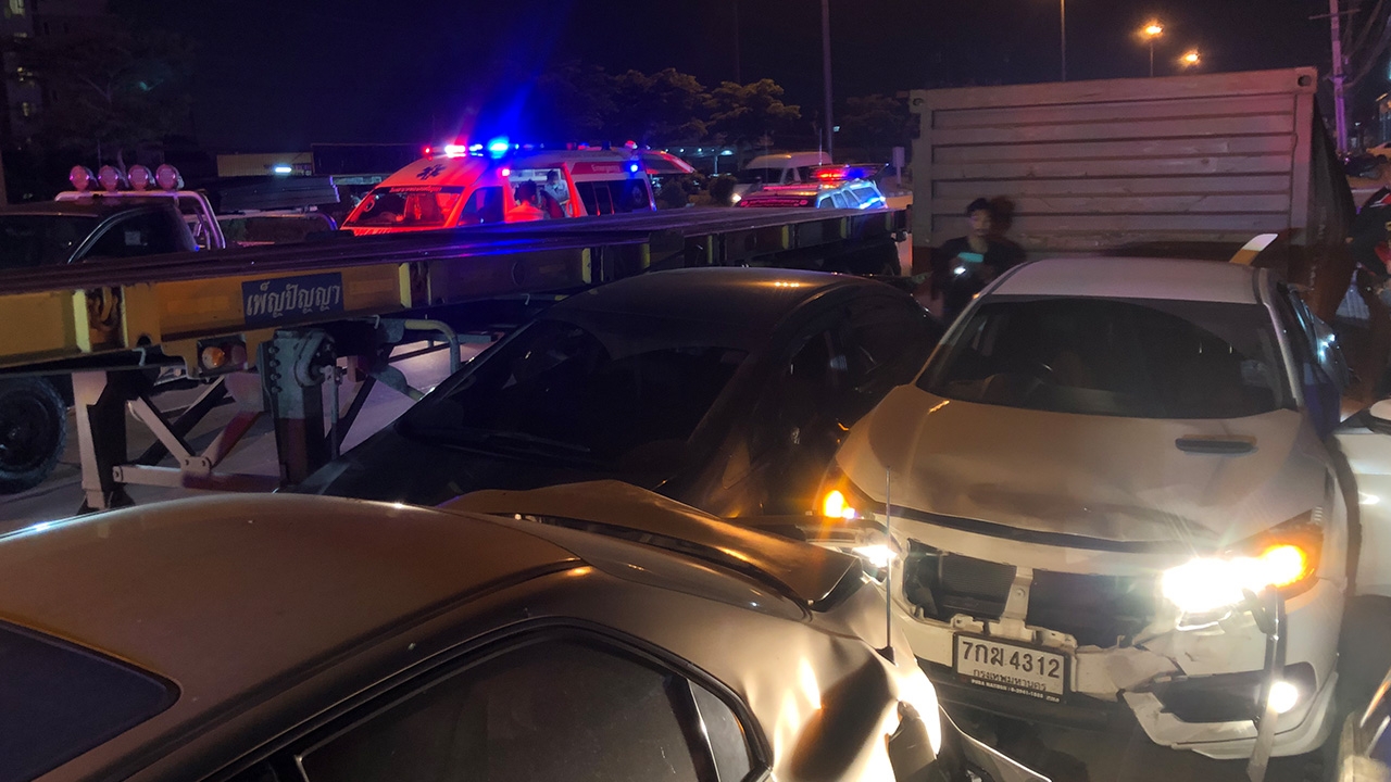 สาวโชคร้ายจอดรถลงคุยกับเพื่อน ถูกรถพ่วงทำตู้คอนเทนเนอร์ร่วงทับดับสยอง