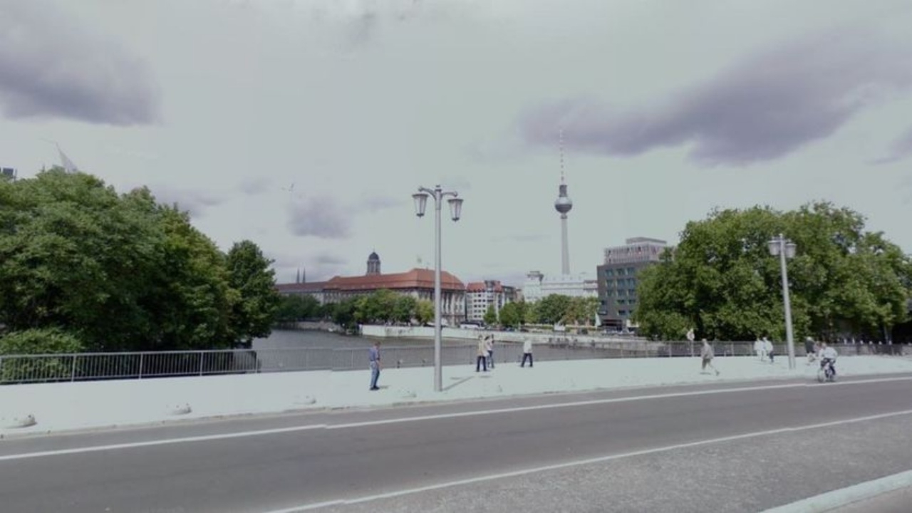 งามไส้ ชายยืนฉี่บนสะพานในเบอร์ลิน ทำคนนั่งเรือผ่านเจ็บหลายราย