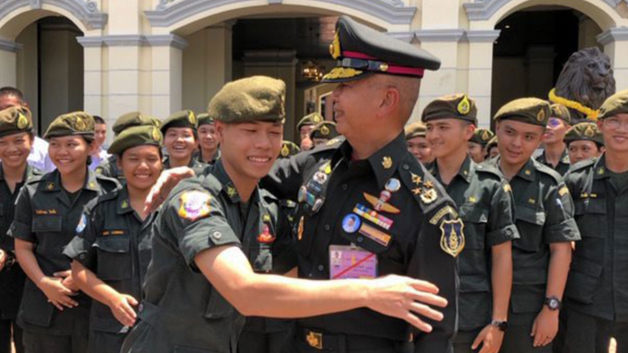 เส้นบางๆระหว่างกองทัพกับการเมือง