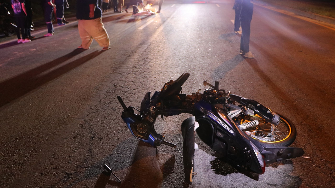 หนุ่มสกุลดังขี่จยย.ล้ม ถูกรถตามหลังชนและเหยียบซ้ำดับคาที่