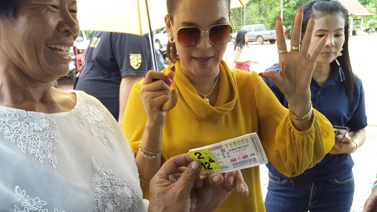 หมอลำชื่อดัง "ศิริพร" ถึงวัดป่าสว่างธรรม เหมาสลากฯ 770 ให้ญาติไปลุ้น