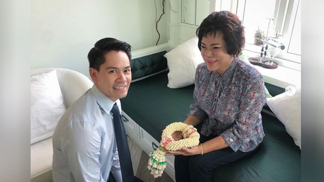 กรณ์ ณรงค์เดช หอบมาลัยมะลิพวงใหญ่ กราบว่าที่คุณแม่ยายถึงบ้าน ฝากเนื้อฝากตัว