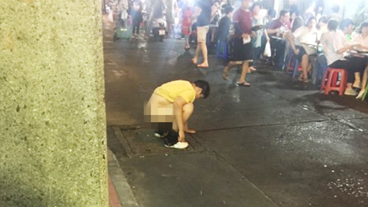 อั้นไม่อยู่แล้ว พบหนุ่ม ถกกางเกงนั่ง "อึ" กองมหึมากลางซอยที่เยาวราช