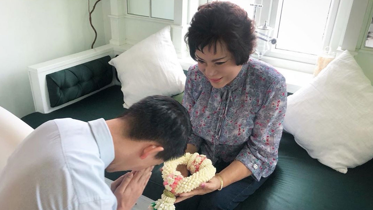 ภาพน่ารัก ริต้า พาไฮโซกรณ์ มอบพวงมาลัยให้ว่าที่แม่ยาย