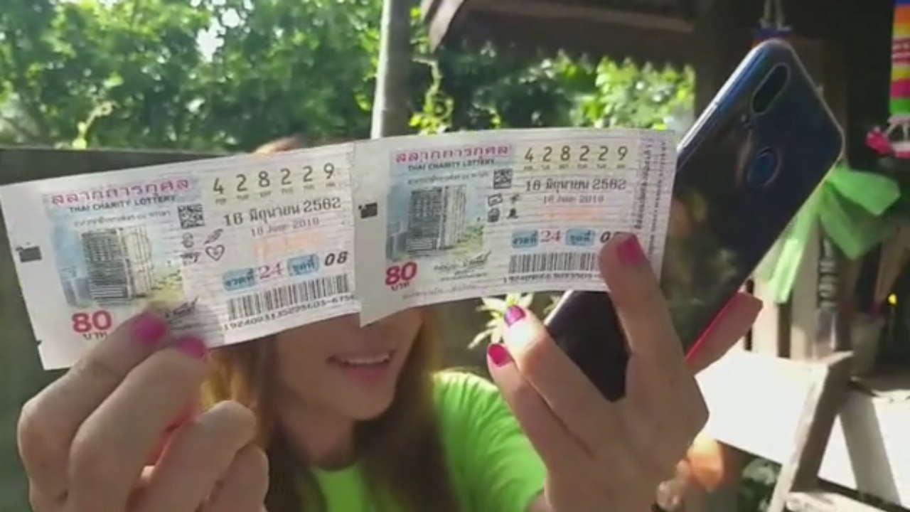 พรุ่งนี้รวย สอดลอตเตอรี่ใต้สำรับ เลี้ยงผีปู่ย่า ขอโชคใหญ่ 