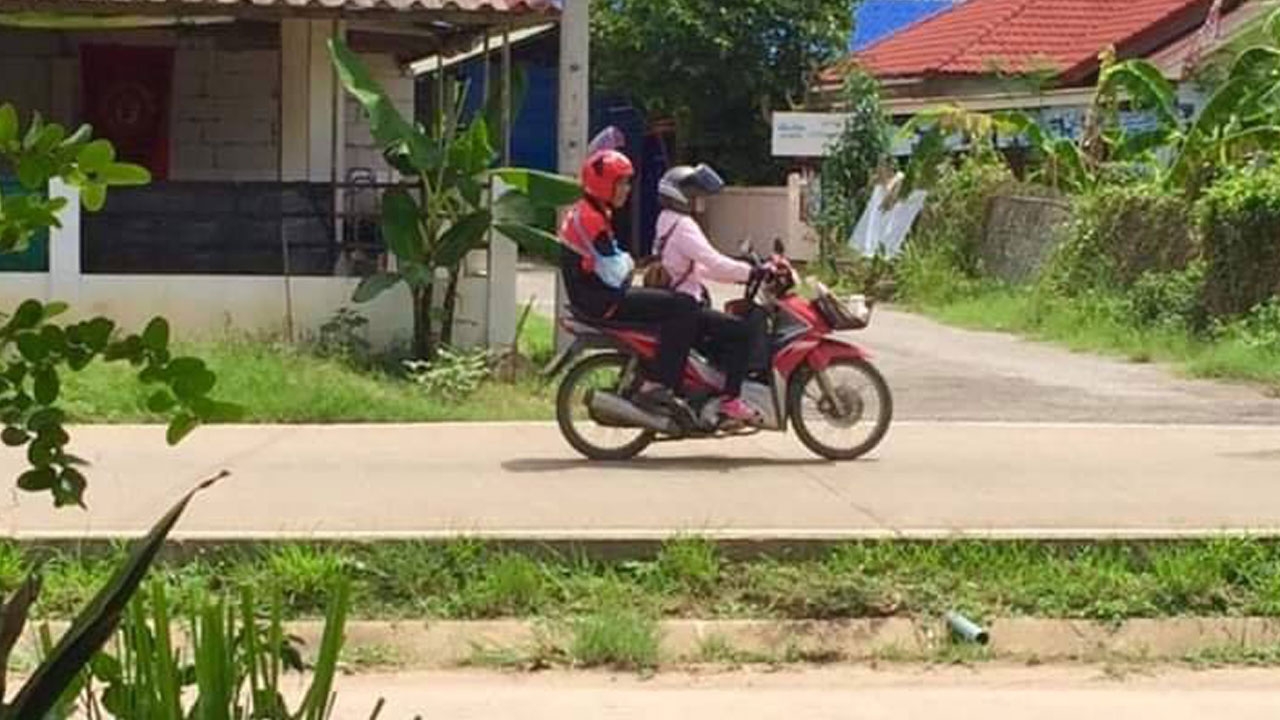 หน้าที่ต้องมาก่อน บุรุษไปรษณีย์ไทยใจเกินร้อย ใส่เฝือกซ้อนจยย.ส่งจดหมาย