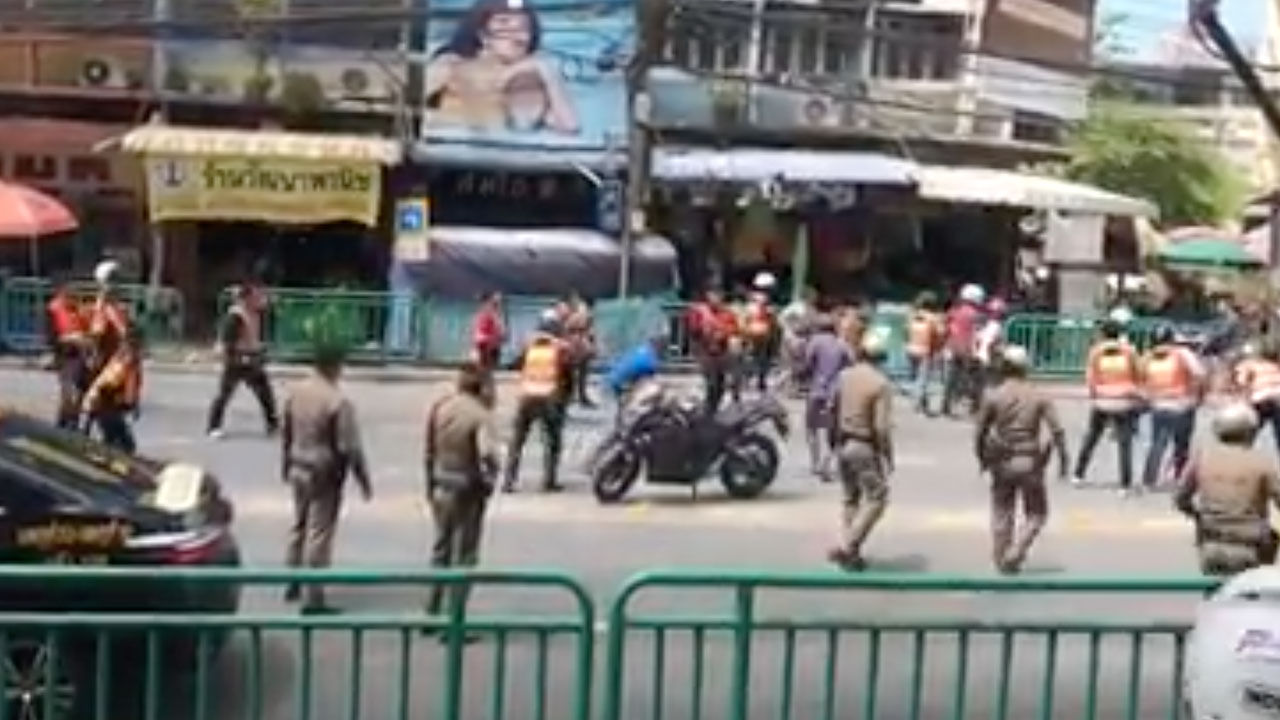 ดูกันชัดๆ วินาที วินจยย.ตีกันต่อหน้าตร. ทำหนุ่มโดนลูกหลงดับ (คลิป)