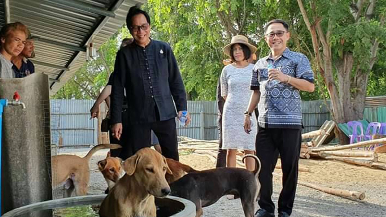 ปลัด จ.สุพรรณบุรี ให้การช่วยเหลือศูนย์สุนัขจรจัด คาดสร้างได้ปีนี้