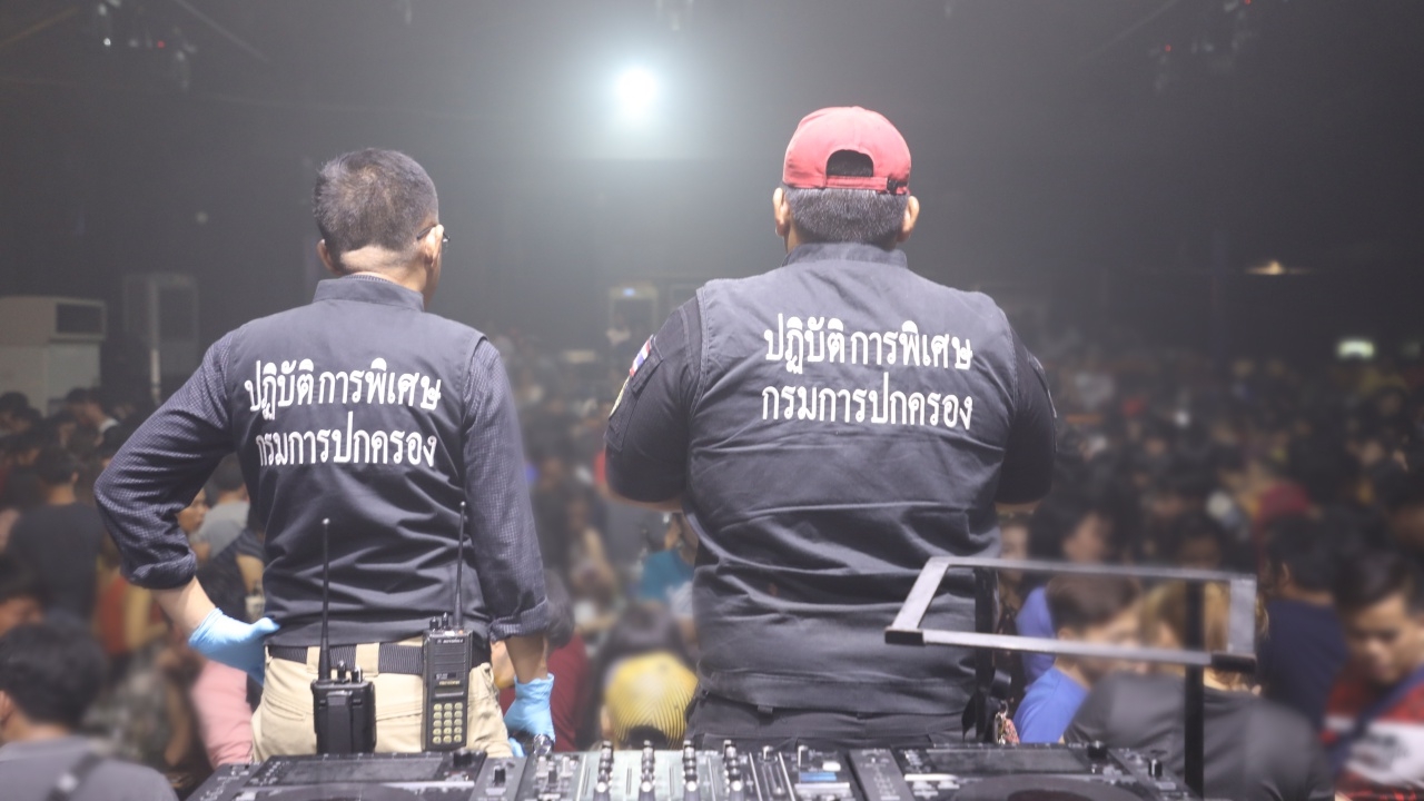 จู่โจมพร้อมกัน 2 ผับดัง แปดริ้ว-สัตหีบ ยาเกลื่อน เยาวชนใช้บริการนับร้อย