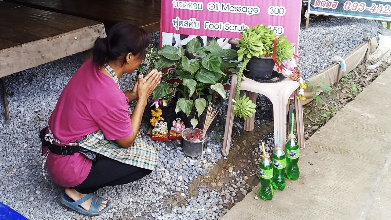 แม่ค้าเกาะคำชะโนด ตื่นงูเขียวเข้าร้าน เชื่อปู่มาให้โชคลาภก่อนหวยออก