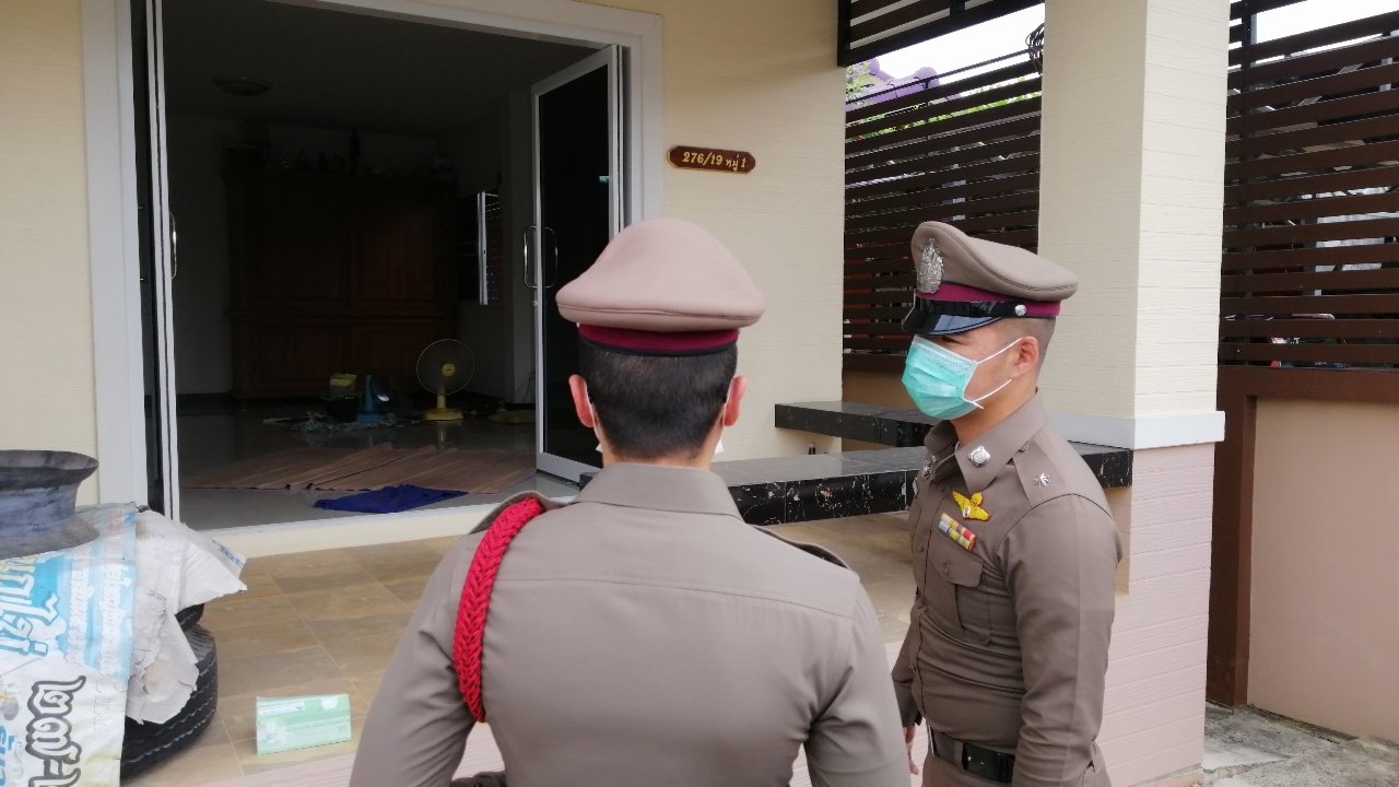 หนุ่มบ้านแพ้วสงสัยกลิ่นเหม็น แจ้งตร.มาดูข้างบ้าน พบลุงตายอืดมา 3 วัน