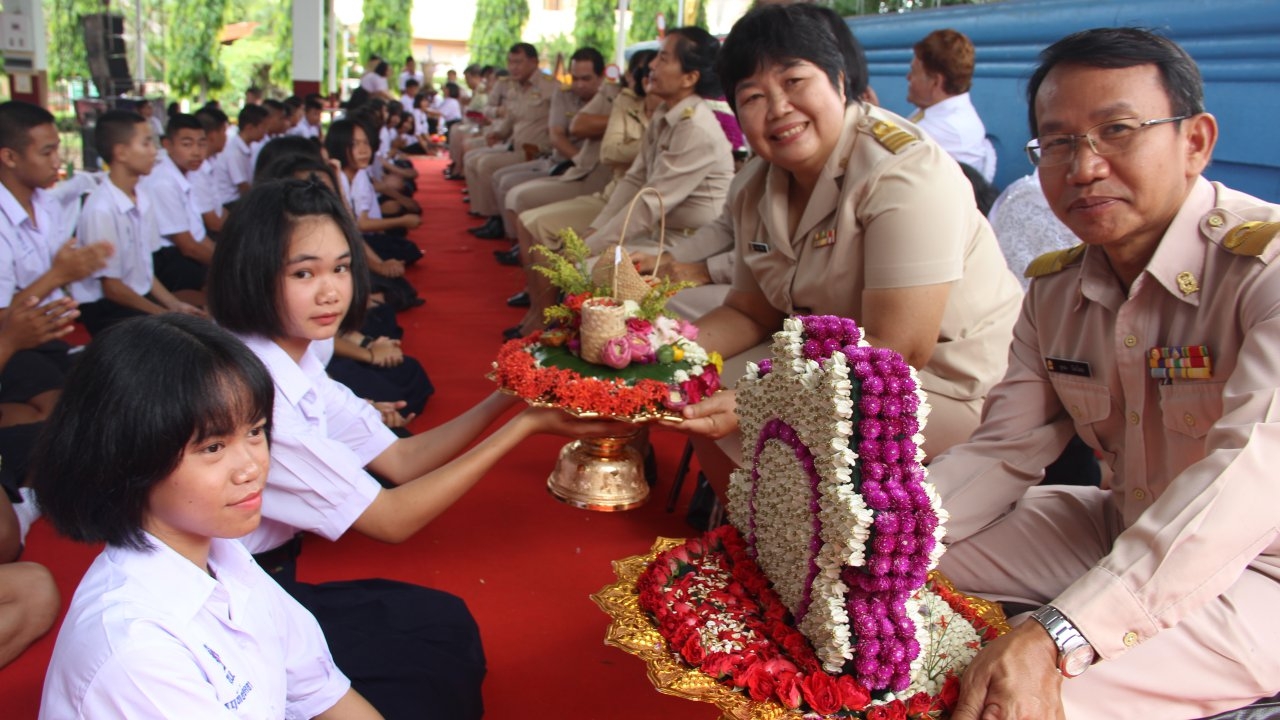 พานไหว้ครูบึงกาฬจัดเต็ม นักเรียนสะท้อนความคิดสร้างสรรค์ แฝงความหมายดีๆ