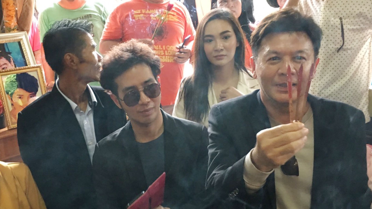 ลูกเพชรมาแล้ว ทำบุญ 27 ปี "แม่ผึ้ง" ไม่พลาดเขย่าเซียมซีให้ "เลขเด็ด"