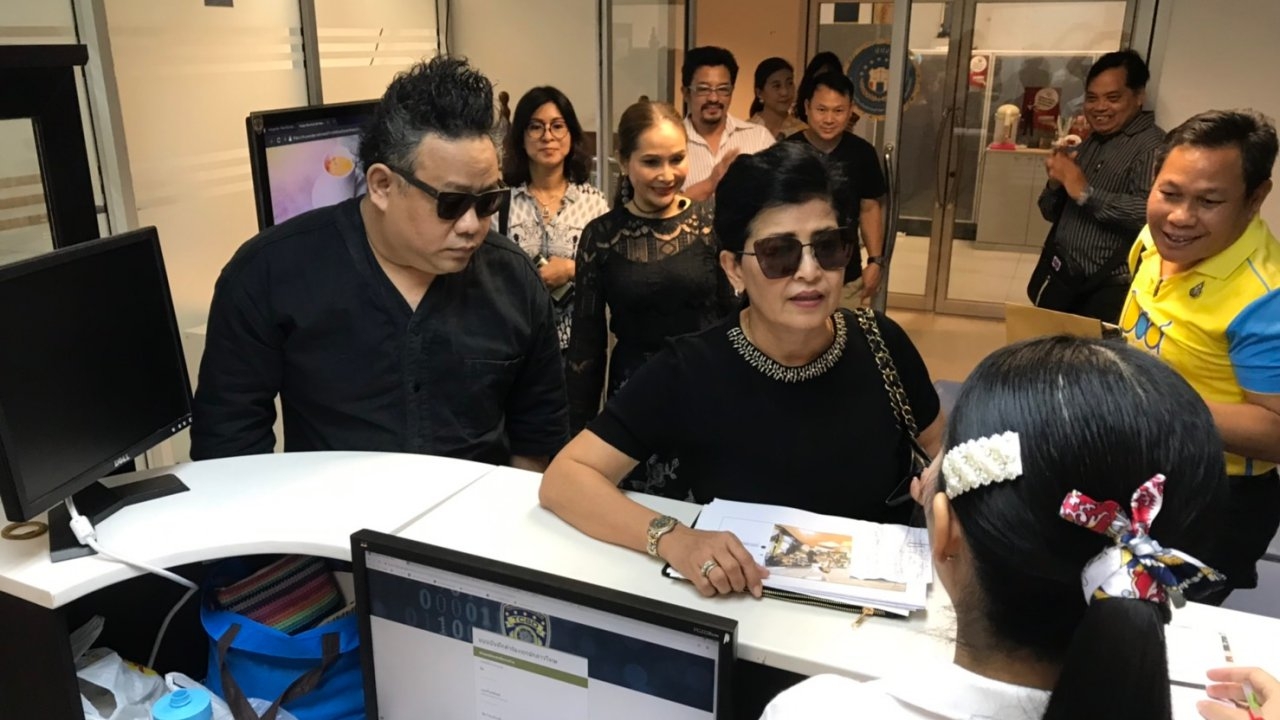 กลุ่มคนรักชาติและคนทำดี แจ้ง ปอท.ดำเนินคดี "ช่อ" หมิ่นเบื้องสูง