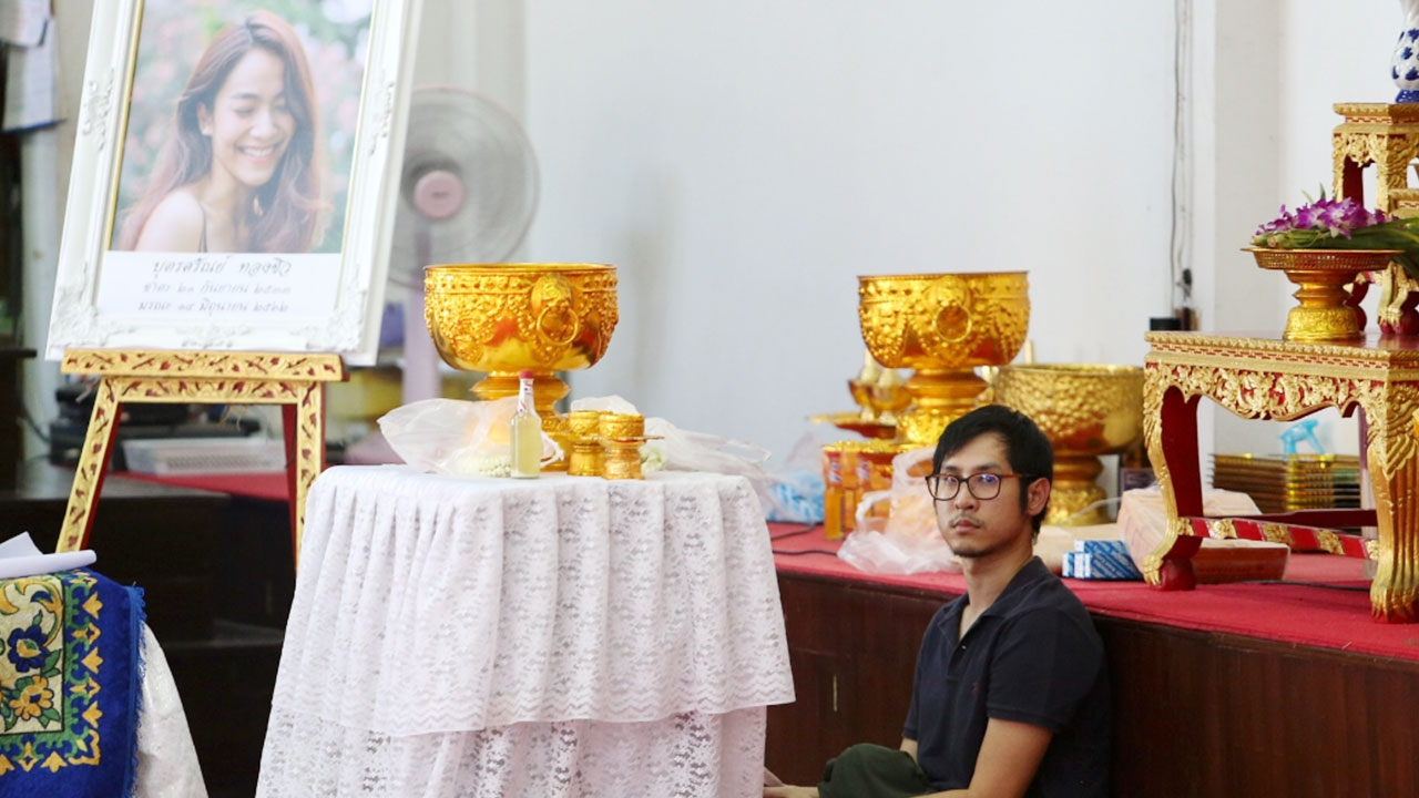 ทำเพื่อ "น้ำตาล เดอะสตาร์" ครั้งสุดท้าย แฟนหนุ่มนั่งเฝ้าร่างไม่ห่าง