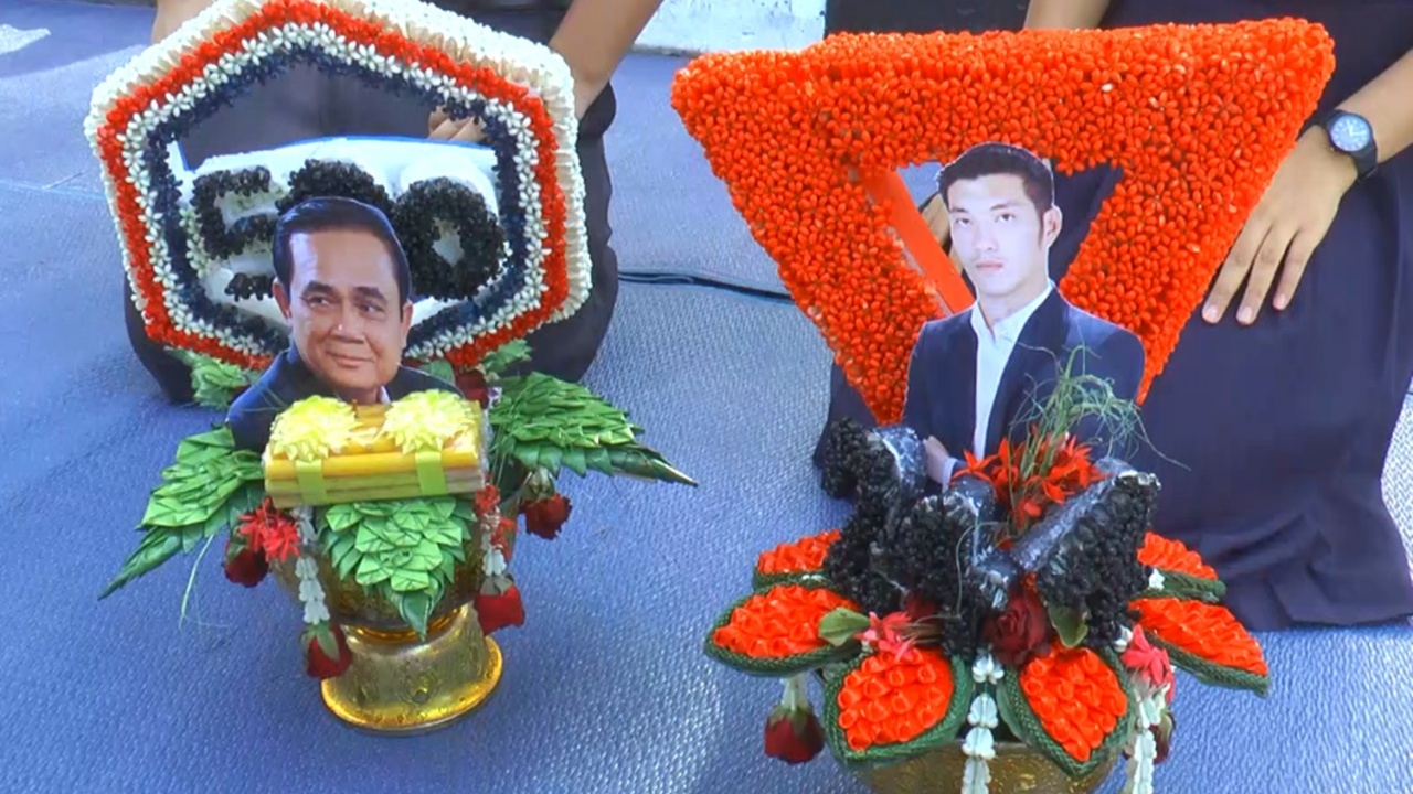 ส่องไอเดีย"พานไหว้ครู" สวยงามบาดลึก ลุงตู่-ธนาธร ประชาธิปไตยในกรงขัง