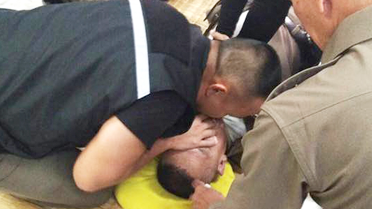 นาทีชีวิต ตำรวจทำ CPR ช่วยลูกน้อง น็อกหมดสติ หยุดหายใจคาโรงพัก