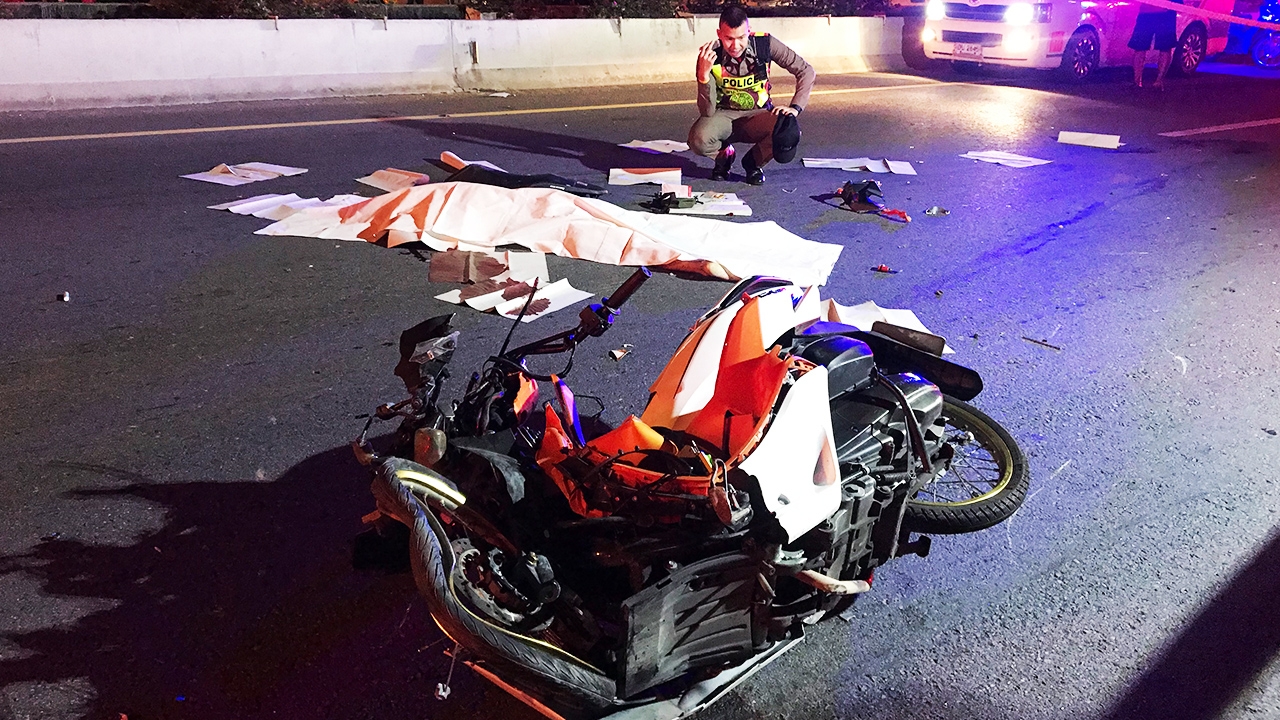 โจ๋ ปวส.ซิ่งจยย.บิดมิดไมล์140 พุ่งชนสิบล้อดับสยองคาถนนพระราม2