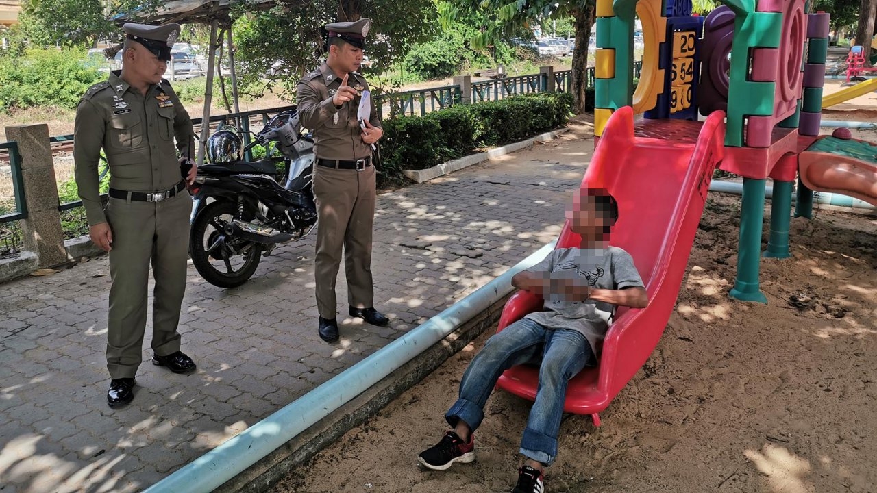 ตำรวจศรีสะเกษคุมตัวคนร้ายขโมยกระบะ ไม่ล็อกประตูชี้จุดพร้อมทำแผน