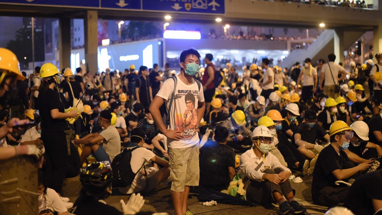 ม็อบฮ่องกงปะทะตำรวจ เจ็บพุ่ง 72 คน ผู้ว่าฯ โวยเป็นการวางแผนก่อจลาจล