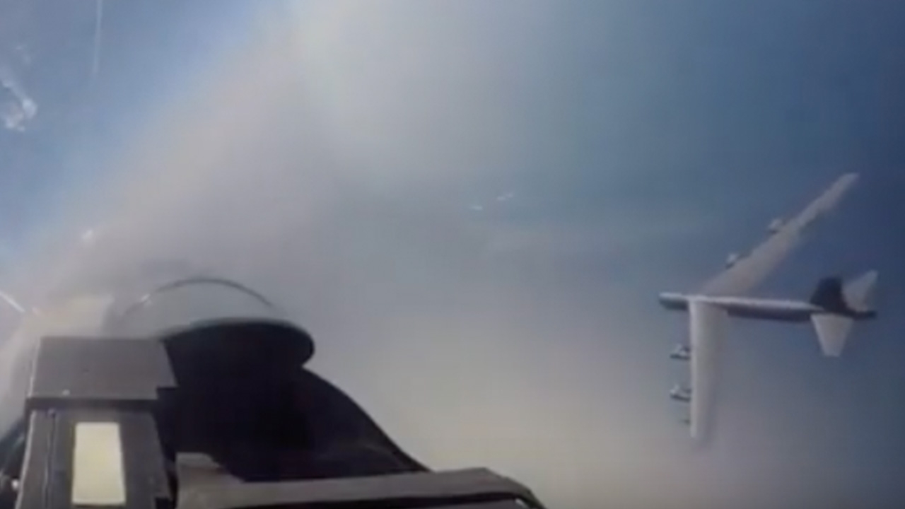 เปิดนาทีระทึก บินขับไล่รัสเซีย สกัดเครื่องบิน B-52 สหรัฐฯ จนยอมถอย (คลิป)