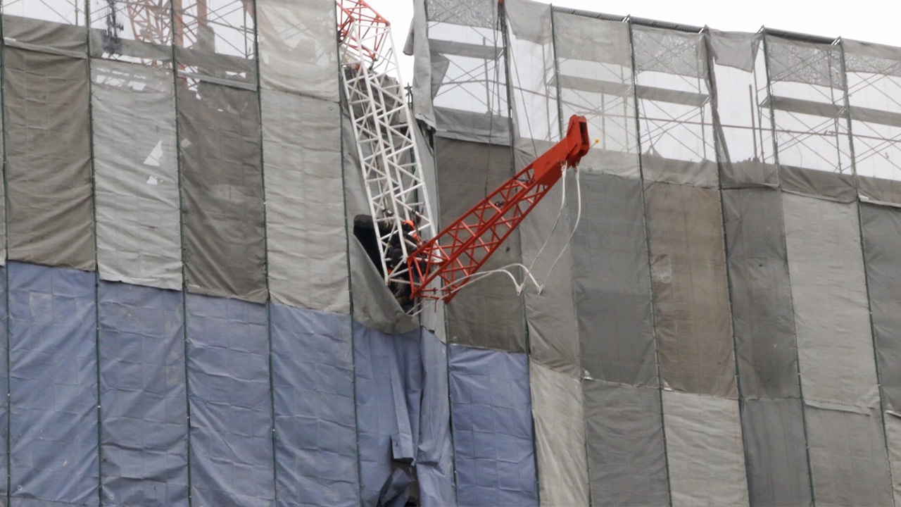 ที่แท้แรงงานเขมร ไม่มีความรู้ขับเครน ทำแผ่นเหล็กร่วงใส่อัสสัมชัญคอนแวนต์