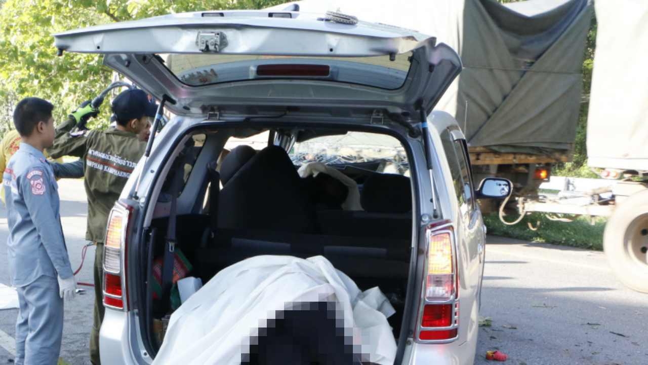 หนุ่มลำปาง ขับเก๋งเข้ากรุง หลับในชนต้นไม้ พาพ่อแม่เสียชีวิตทั้งคู่