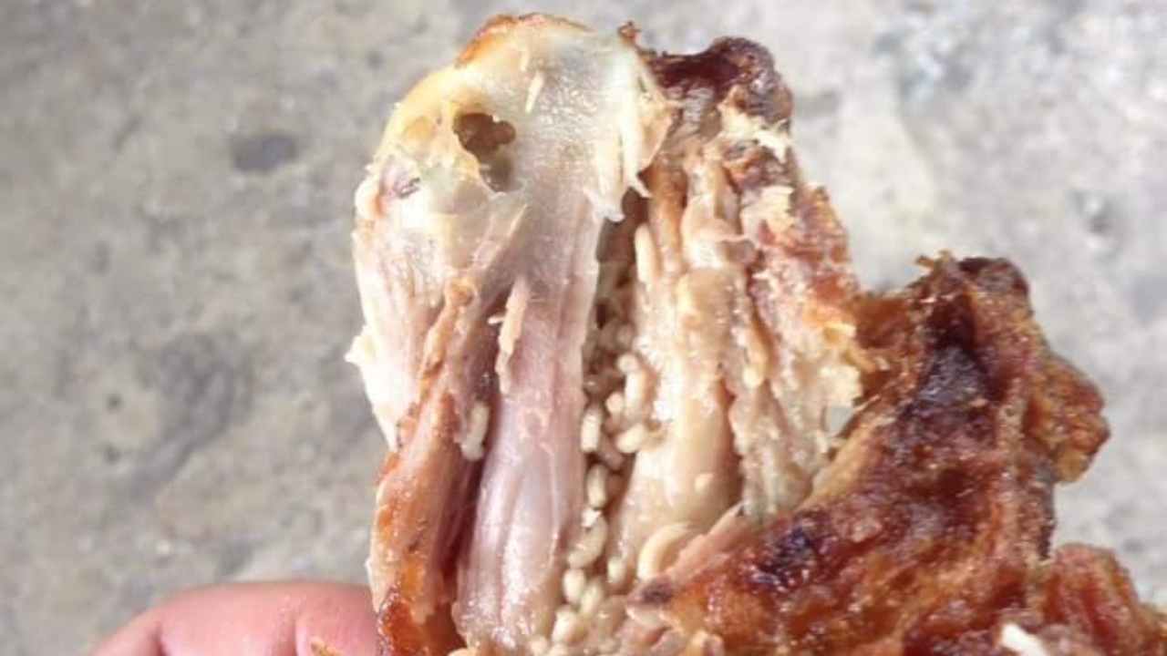 ลุงเจ้าของร้าน จำหน้าหนุ่มซื้อไก่ทอดแถมหนอนไม่ได้ บอกมีอะไรมาคุยกันนะ