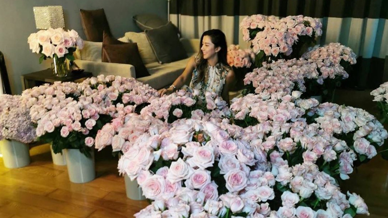 แซ่บ สวย สายเปย์ ไอซ์ เซอร์ไพรส์กุหลาบนับพันดอกให้แฟนหนุ่มนักธุรกิจ