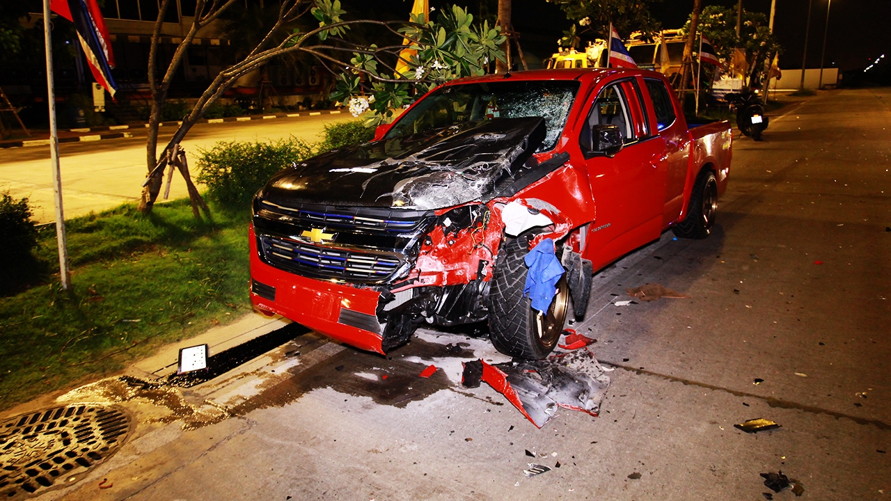 กระบะชุ่ย! ซิ่งสวนเลนชนจยย.หนุ่มเก็บเงินเติมตู้โทรศัพท์ ดับอนาถ