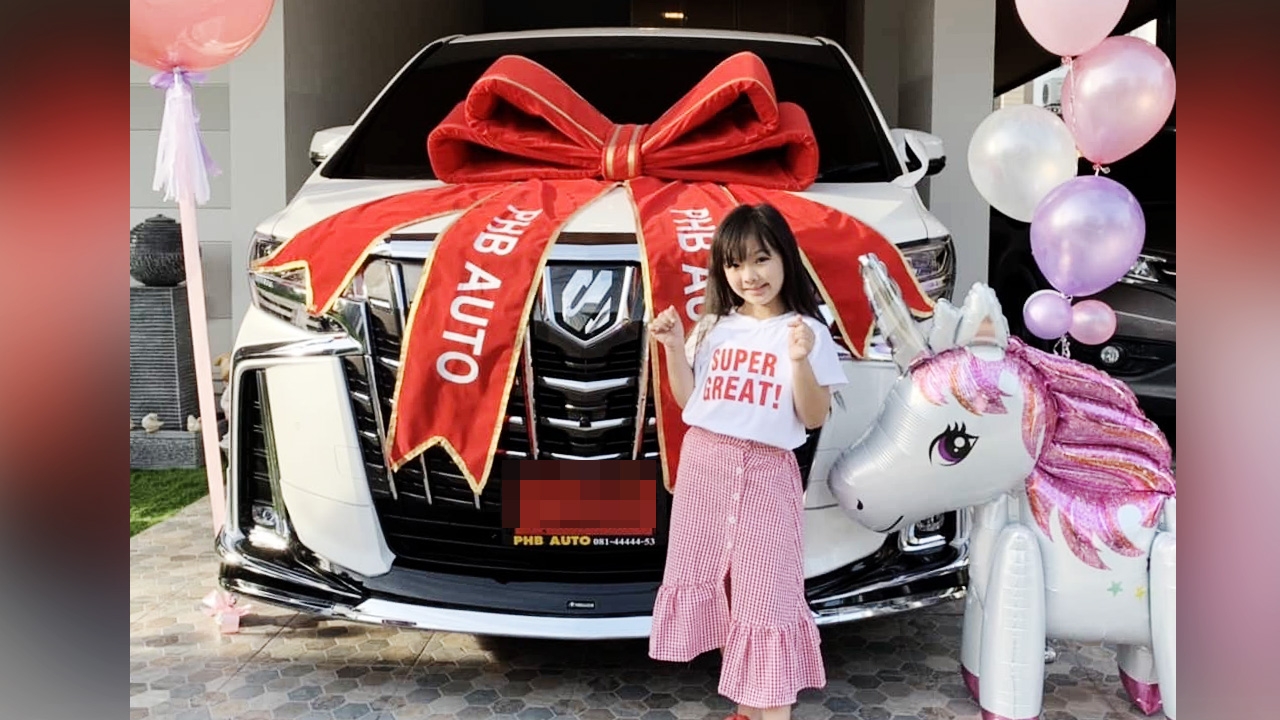 ชาวเน็ตดราม่า ครอบครัวเอาเงินน้องอินเตอร์ ถอยรถหรูป้ายแดง