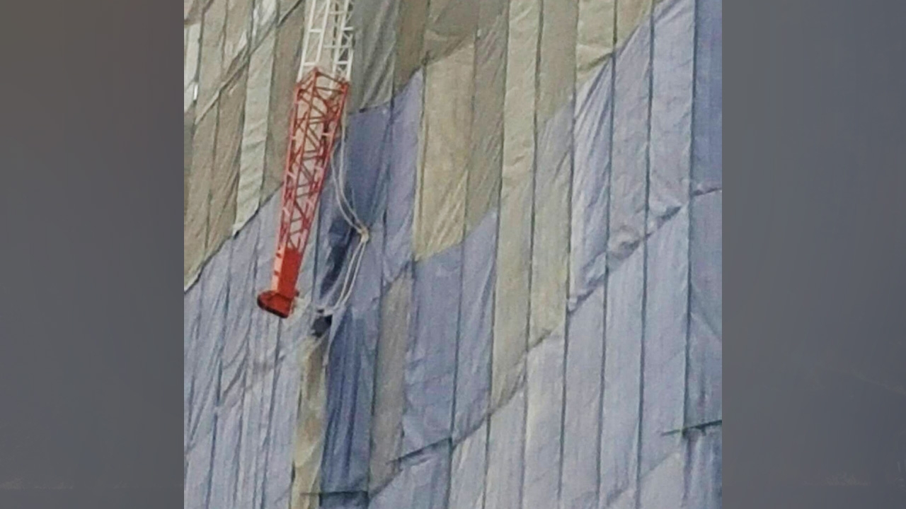 คนขับเครนล้มใส่นักเรียนอัสสัมฯ หลบหนี บริษัทก่อสร้างโดนอ่วม 2 กระทง