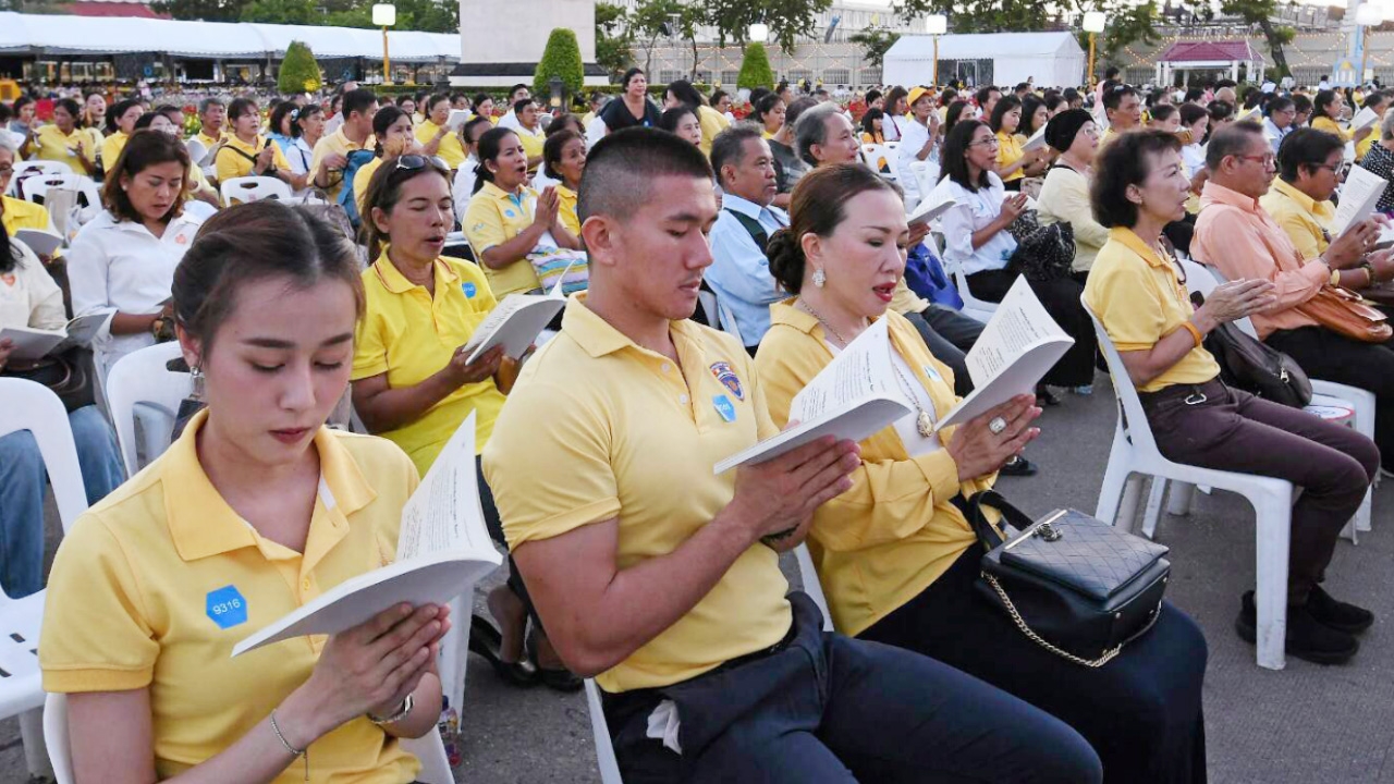 ปวงราษฎร์-ร่วมใจ สวดพระพุทธมนต์