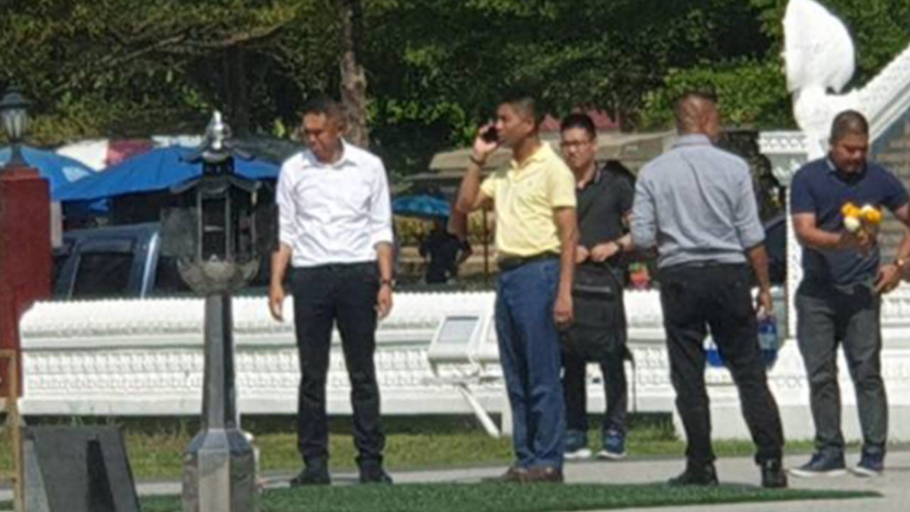 “บิ๊กโจ๊ก” โผล่เมืองคอน สักการะสิ่งศักดิ์สิทธิ์ ตร.คุมพรึบห้ามถ่ายรูป