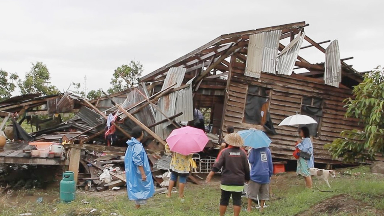 พายุถล่มตราด พัดบ้านสาวใหญ่วัย 57 พังทั้งหลัง ตัดพ้อชีวิตแทบหมดตัว 