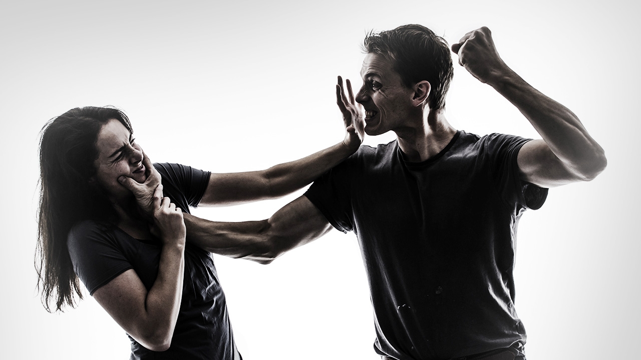 ซัดนัวบนโรงพัก ตร.ห้ามก็ไม่ฟัง ผัวควงเมียใหม่ตบเมียเก่า แม่ยายโดนด้วย