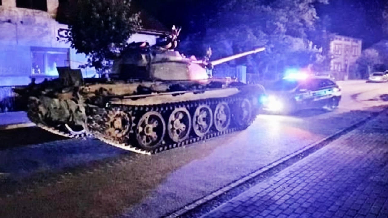 โปแลนด์แตกตื่นทั้งเมือง รถถังวิ่งตะลอนกลางดึก ที่แท้คนเมาขับ (คลิป)