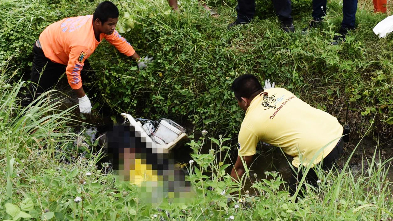 พรานปลาเคราะห์ร้าย สะพายแบตเตอรี่ลงหนอง ลื่นล้มไฟช็อตตัวเองดับ 