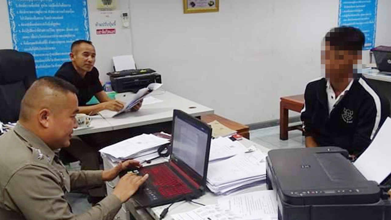 แม่หนุ่ม 25 พาลูกมอบตัว หลังวางมวยรุ่นพี่แย่งมีดแทงดับ อ้างป้องกันตัว 