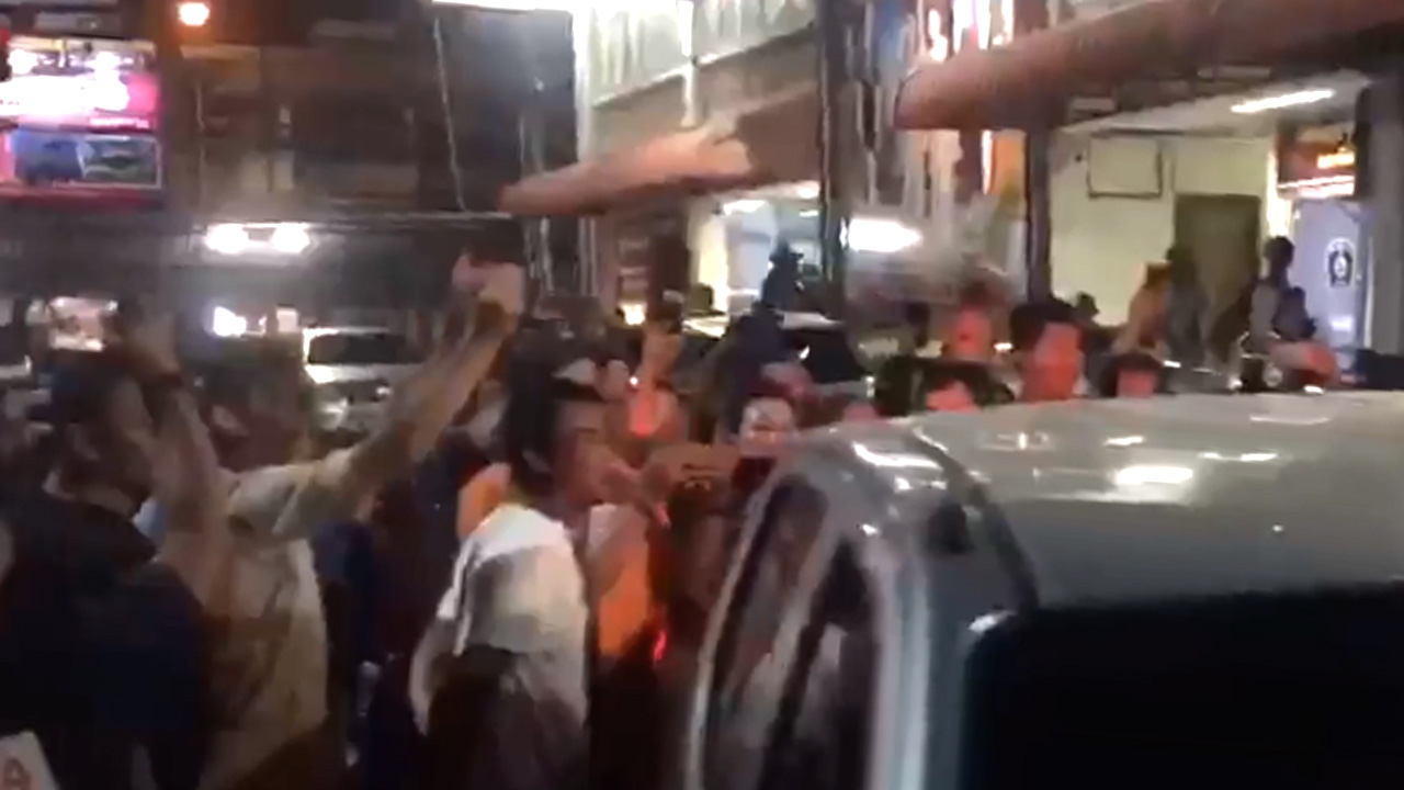 โซเชียลดึงสติ "แม่-แฟน" หนุ่มแว่นหัวร้อน ไม่เกี่ยว หลังตะโกนด่าลั่นโรงพัก