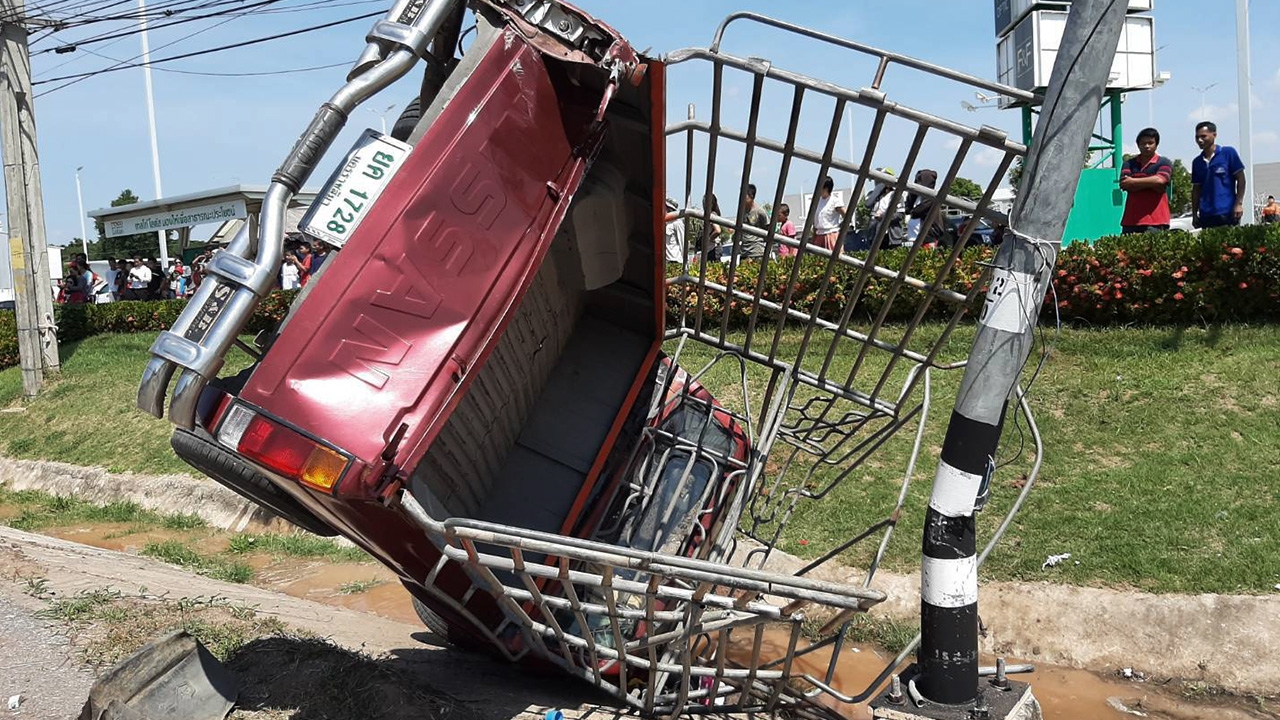 พระซิ่งกระบะหลุดโค้งชนเสาไฟรอดตาย พูดจาอ้อแอ้ ตร.นำตัวตรวจฉี่