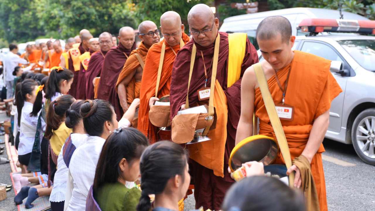 ศรัทธาล้น ชาวพุทธหลวงพระบาง ร่วมตักบาตร "พระสงฆ์ 5 แผ่นดิน"