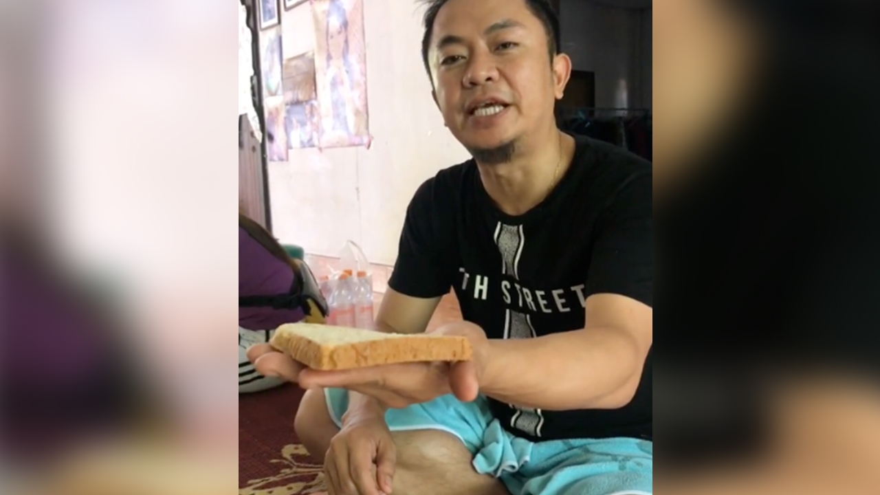 ขนลุกซู่ อี๊ด โปงลาง เปิบพิสดารกินแซนด์วิชงูสดๆ