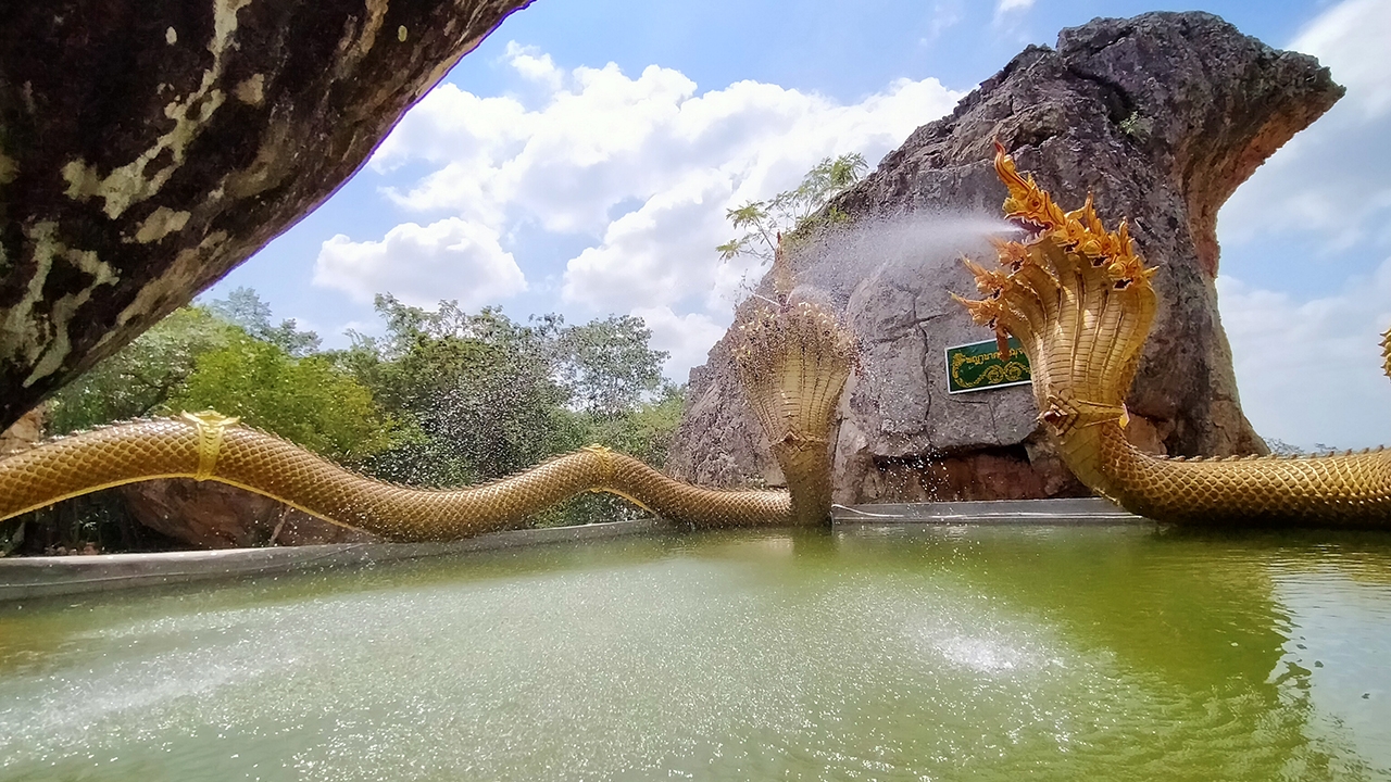 สวยงามอลังการ "พญานาค" ช่วยสร้าง "วัดภูตะเภาทอง" คอหวยแห่ขอโชคลาภ